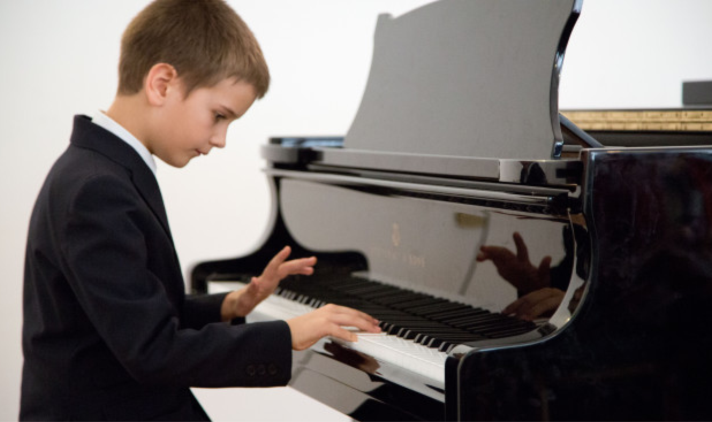 Учат играть пианино. Фортепиано для детей. Ребенок за пианино. Пианистка для детей. Ребенок за роялем.