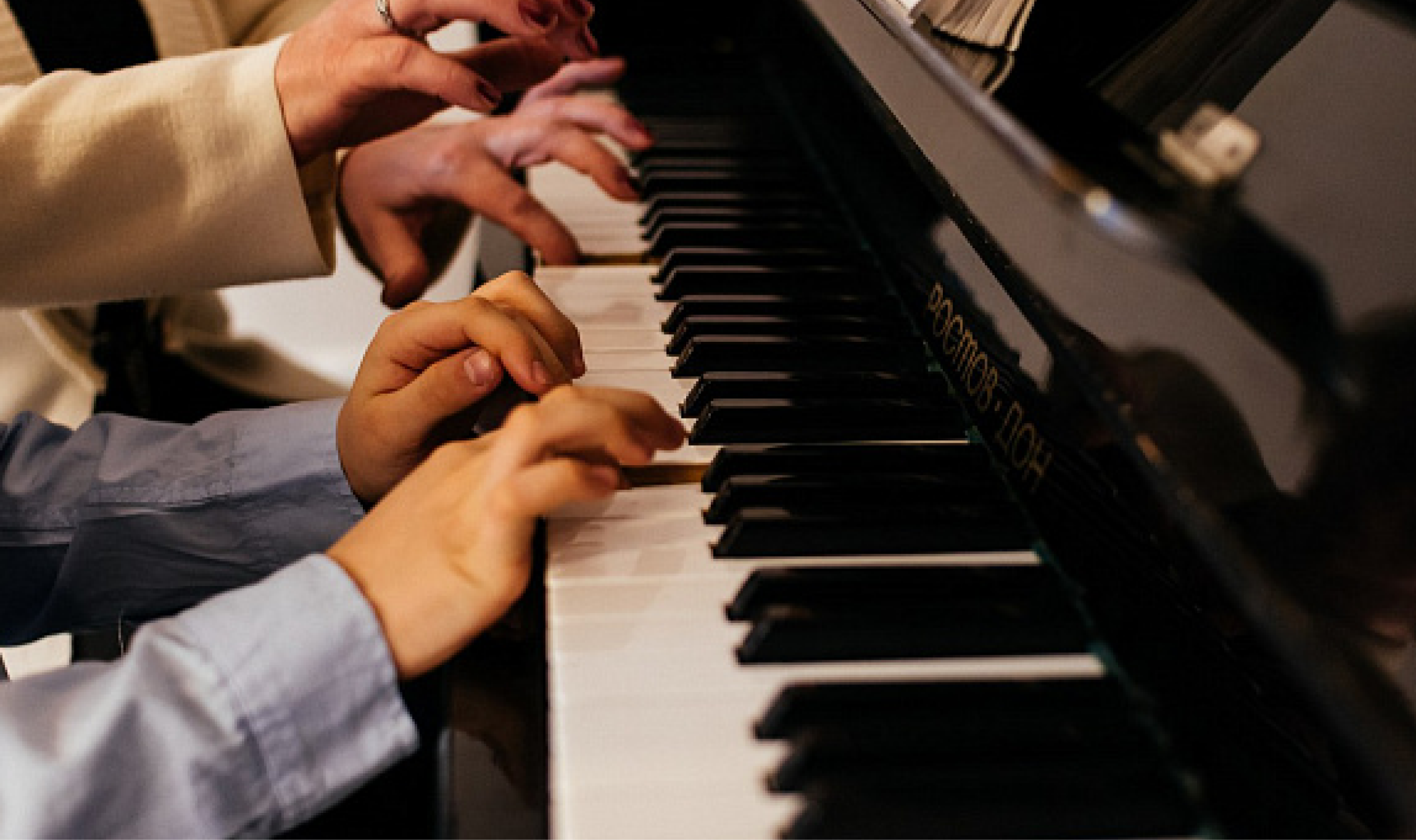 Пианино в четыре руки. Фортепиано в четыре руки. Игра на пианино. Руки пианиста.